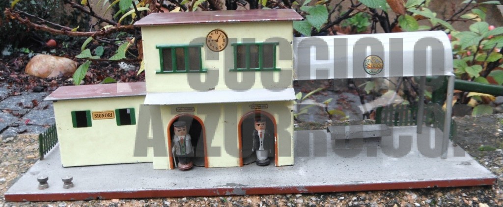 Stazione in latta con due omini